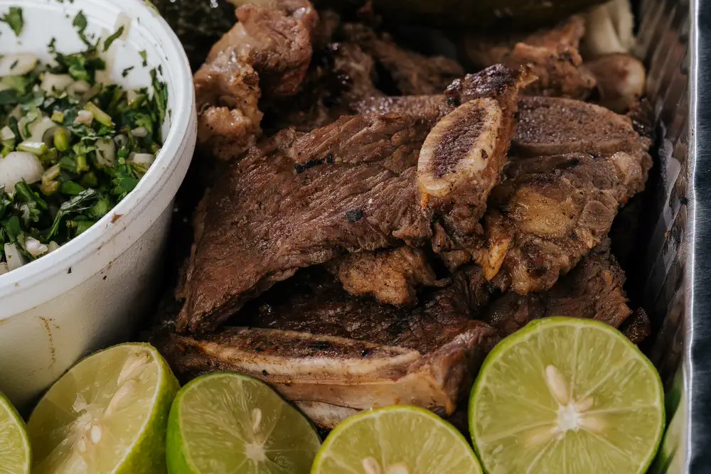 Costilla de res deshebrada por kilo, con limones y cebolla con cilantro
