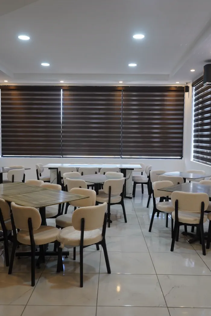 Comedor del salón con mesas y sillas tapizadas