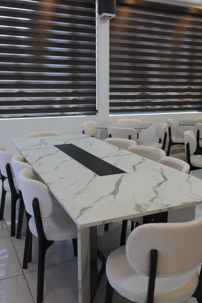 Mesa larga de mármol para grupos