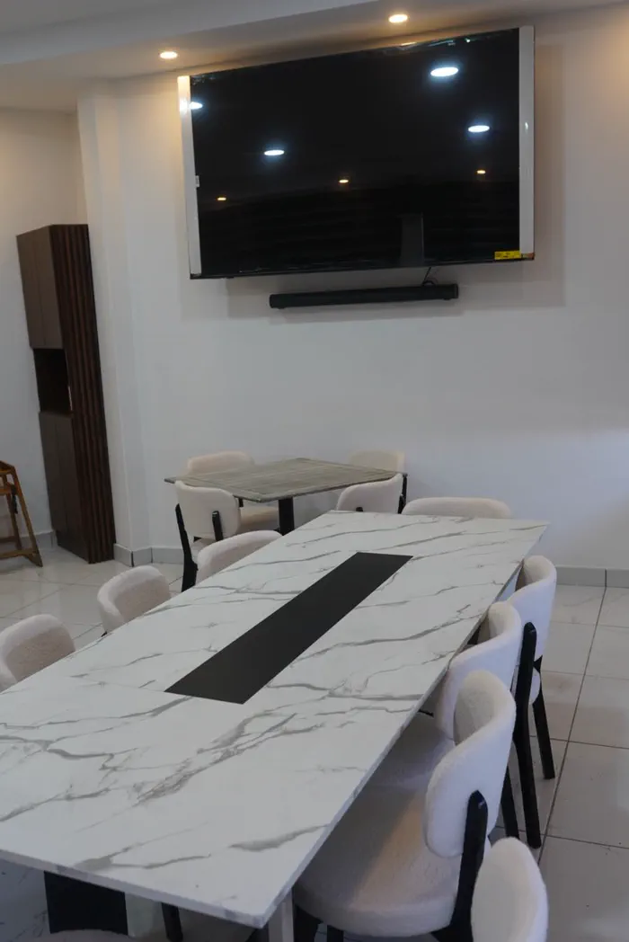 Mesa de junta con pantalla y barra de sonido